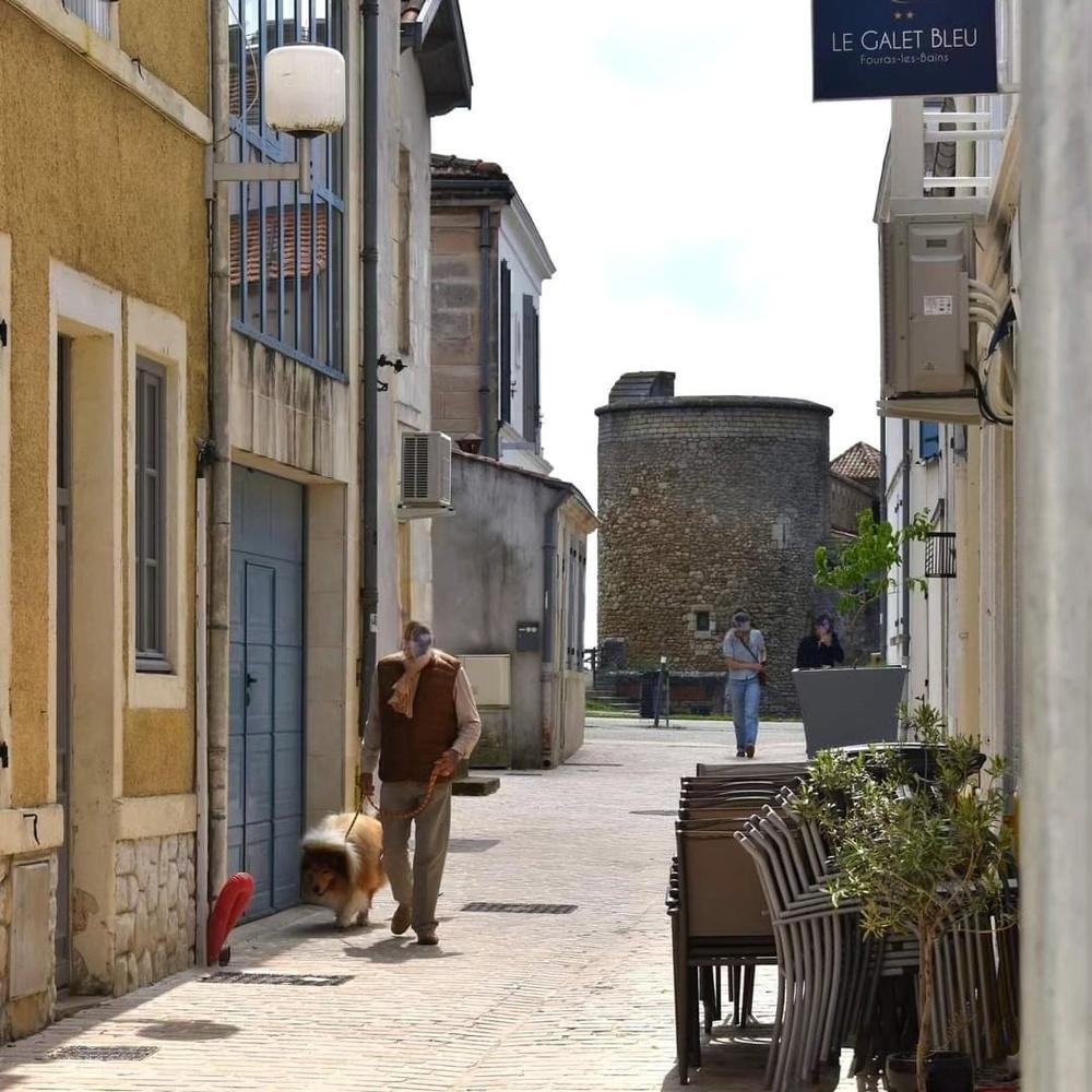 Haut de la rue de la Halle. Fort Vauban